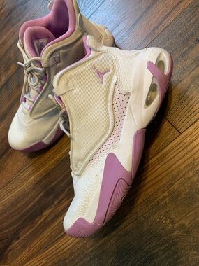 Jordan White and Purple Max Aura 4